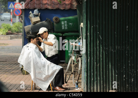 Asien, Vietnam, Hanoi. Hanoi Altstadt. Typische am Straßenrand Friseursalon. Stockfoto