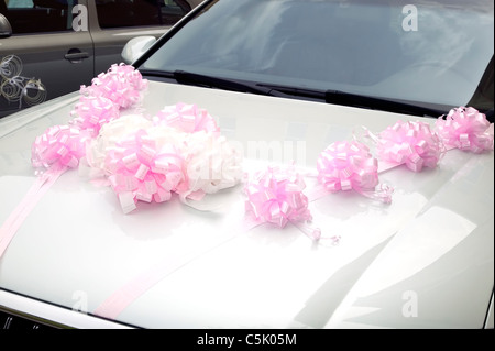 Auto mit plastischen Dekorationen für Braut und Bräutigam während der Hochzeit fahren Stockfoto