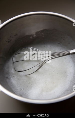 Eiweiß zu Schnee schlagen Stockfoto