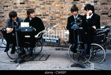 EINEM ANSTRENGENDEN TAG NACHT (1964) RINGO STARR, GEORGE Stockfoto