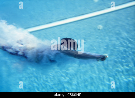 Mann unter Wasser schwimmen Stockfoto