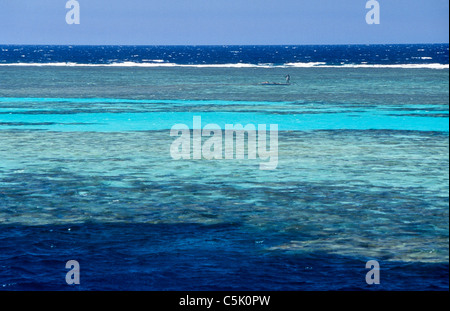 Fischer in Holzboot auf Panorama Reef (Abu Alama), Rotes Meer, Ägypten Stockfoto