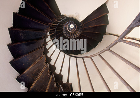 Treppe im Inneren des 19. Jahrhunderts britische Leuchtturm auf Daedalus Riff (Abu el-Kizan), Rotes Meer, Ägypten Stockfoto