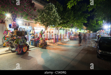 Straßen auf Nea Vrasna, Griechenland durch die Nacht, Sommer Saison, Juli 2011. Stockfoto