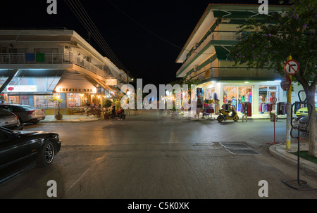 Straßen auf Nea Vrasna, Griechenland durch die Nacht, Sommer Saison, Juli 2011. Stockfoto