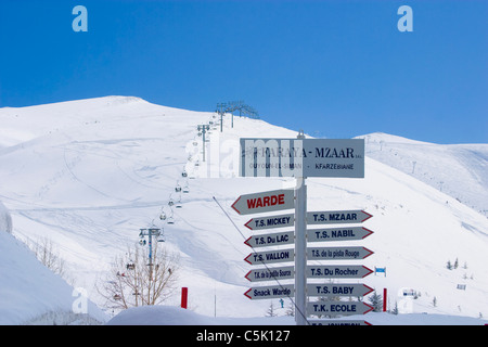 Ski Track Zeichen und Sesselbahn im Skigebiet Mzaar, Faraya, Libanon Stockfoto