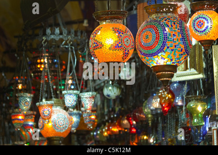 Dekorative Lampen auf dem Basar, Istanbul, Türkei Stockfoto