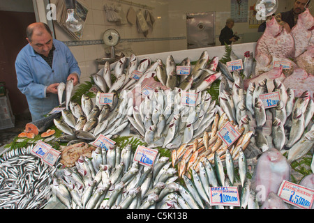 Fischhändler auf dem Fischmarkt in Beyoglu, Istanbul, Türkei Stockfoto