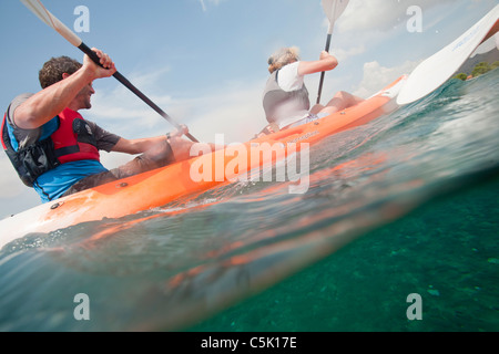 Ein paar in einer zweier-Kajak auf Skala Eresou auf Lesbos, Griechenland. Stockfoto