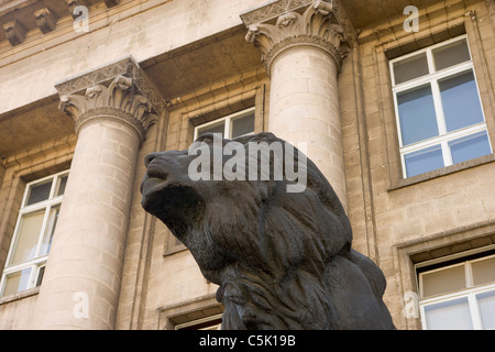 Einer der Löwen-Statuen vor Sofia Stadt Hof (SSC), Bulgarien Stockfoto