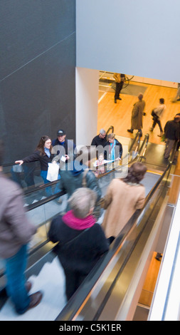Besucher auf der Rolltreppe des Museum of Modern Art, MoMA, New York, NY, USA Stockfoto