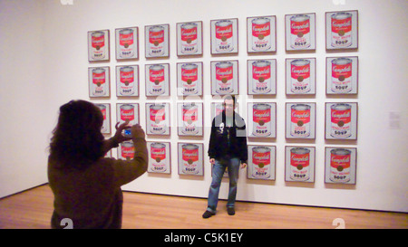 Mann posiert, Frau vor Warhols "Campbells Soup Cans", The Museum of Modern Art, MoMA, New York, USA Stockfoto