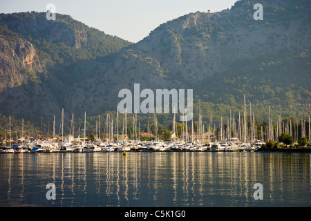 Segelboote vor Anker in Göcek, Fethiye Bucht, Türkei Stockfoto