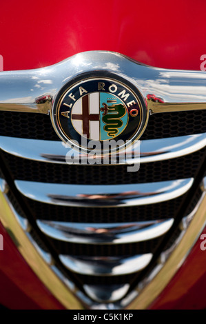 Alfa Romeo Auto Abzeichen und Kühlermaske detail Stockfoto