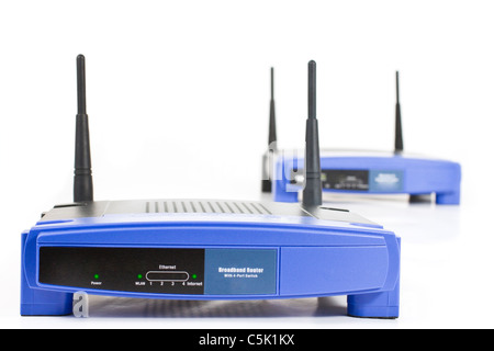 blaue Internet-Router mit zwei Antennen. Isoliert auf weiss. Eine im Hintergrund Stockfoto