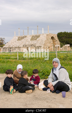 Mutter und Kinder sitzen im Hippodrom in Reifen, der Libanon Stockfoto