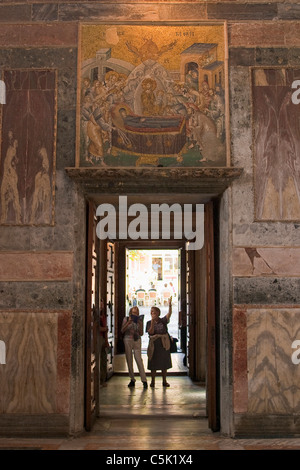 Zwei weibliche Touristen in Chora Museum, Istanbul, Türkei Stockfoto
