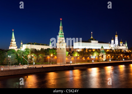 Moskauer Kreml und Moskwa, Blick von der Brücke am Abend. Russland. Stockfoto