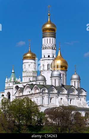 Erzengel-Kathedrale und Ivan die große Glocke im Moskauer Kreml. Moskau. Russland. Stockfoto