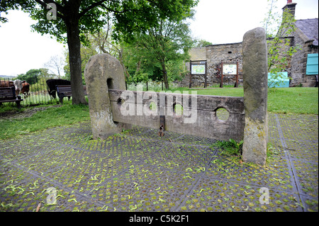 Die Bestände auf dem Dorfplatz in Eyam Stockfoto