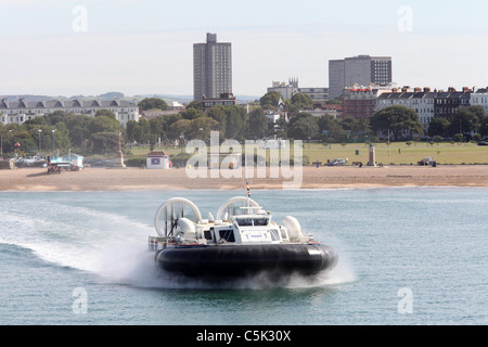 Ein Hovercraft gebunden für die Isle Of Wight verlässt Portsmouth Harbour. Bild von James Boardman. Stockfoto