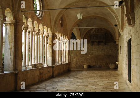 Kroatien. Dubrovnik. Franziskaner Kloster. 14. Jahrhundert. Im 17. Jahrhundert umgebaut. Kloster-Galerie. Stockfoto