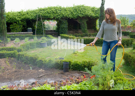 Junge Frau im Garten. Stockfoto