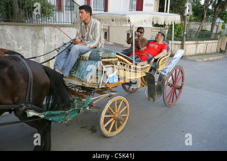 Reiten einer Pferdekutsche in Buyukada (größte des Princes' Islands), Istanbul, Türkei Stockfoto