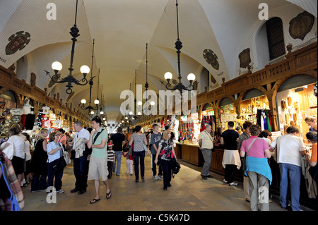 In den Tuchhallen aus dem 16. Jahrhundert in Krakaus Hauptplatz Stockfoto