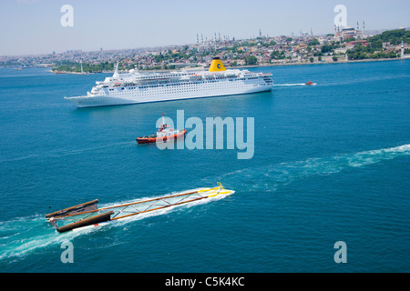 Boote Abschleppen ein Modul einer Erdgas-Plattform, Marmarameer Ortsausgang des Bosporus, Antenne, Istanbul, Türkei Stockfoto