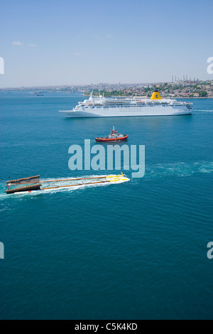 Boote Abschleppen ein Modul einer Erdgas-Plattform, Marmarameer Ortsausgang des Bosporus, Antenne, Istanbul, Türkei Stockfoto