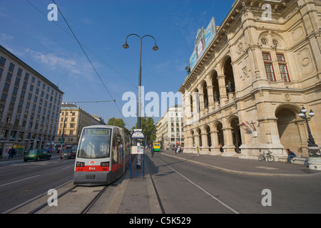 Die Wiener Staatsoper (Wiener Staatsoper) und die Straßenbahn von ULF (Ultra Low Floor), Wien, Österreich Stockfoto