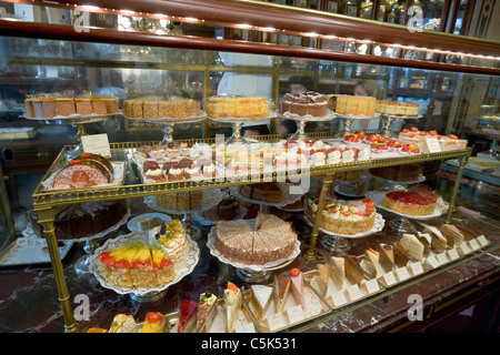 Kuchen auf dem Display an Cafe Demel, Wien, Österreich Stockfoto