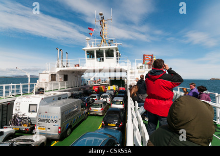 Passagiere auf dem Caledonial MacBrayne Auto Fähre "MV Loch Alainn" Sound Barra auf der Insel Eriskay überqueren. Stockfoto