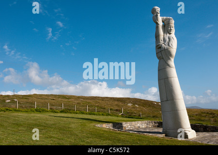 Die Statue des "Our Lady of The Isles" von Hew Lorimer auf der Seite Rueval in South Uist, äußeren Hebriden. Stockfoto