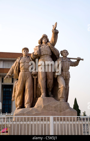 Patriotische und militaristische Statue der Arbeiter vor dem Vorsitzenden Mao Memorial Hall / Mausoleum. Platz Des Himmlischen Friedens, Peking. China. Stockfoto