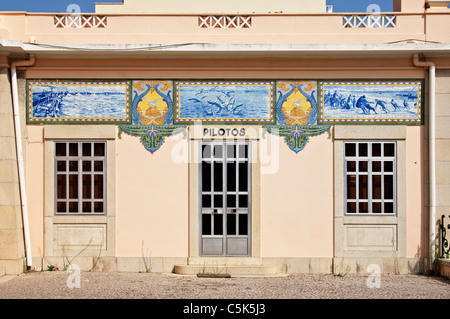 Azulejos in den Piloten Büro, Vila Real de Santo Antonio, Algarve, Portugal Stockfoto