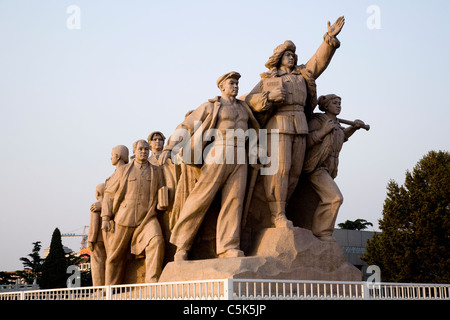 Patriotische und militaristische Statue der Arbeiter vor dem Vorsitzenden Mao Memorial Hall / Mausoleum. Platz Des Himmlischen Friedens, Peking. China. Stockfoto