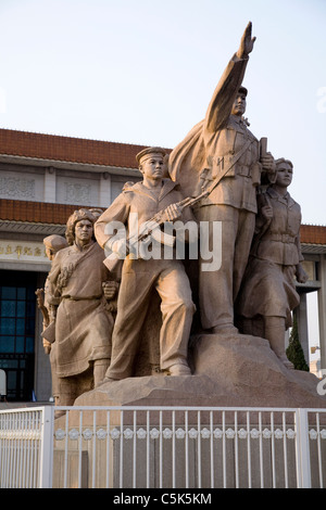 Patriotische und militaristische Statue der marschierenden chinesischen Soldaten vor dem Vorsitzenden Mao Memorial Hall / Mausoleum. Platz Des Himmlischen Friedens, Peking. China. Stockfoto