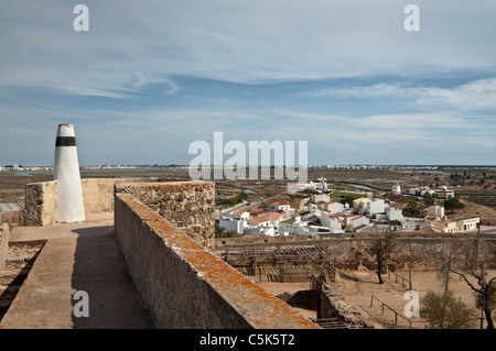 Blick auf den Fluss Guadiana von den Mauern der Burg von Castro Marim, Algarve, Portugal Stockfoto