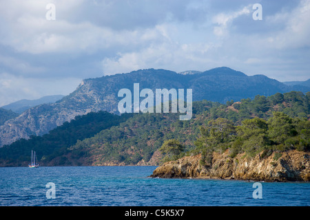 Bewölkter Himmel, blaue Reise, Göcek, Türkei Stockfoto