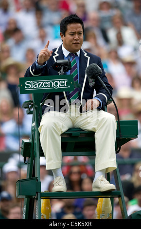 James Keothavong umpiring während der 2011 Wimbledon Tennis Championships Stockfoto