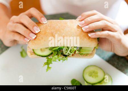 Blonde Mädchen essen gesunde sandwich Stockfoto