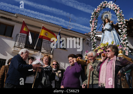 Prozession - Karneval "Botarga - Motley LA CANDELARIA" in RETIENDAS. Guadalajara. Kastilien-La Mancha.SPAIN Stockfoto