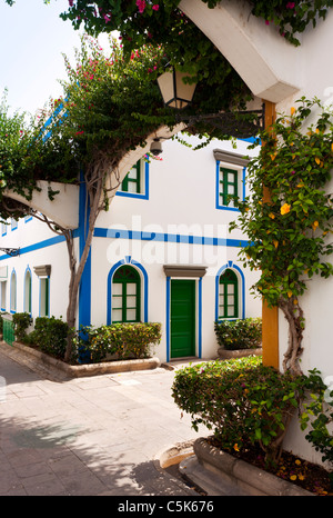 typische Straße Ecke am Puerto de Mogán, Gran Canaria mit bunten Häusern und bepflanzte Bögen Stockfoto
