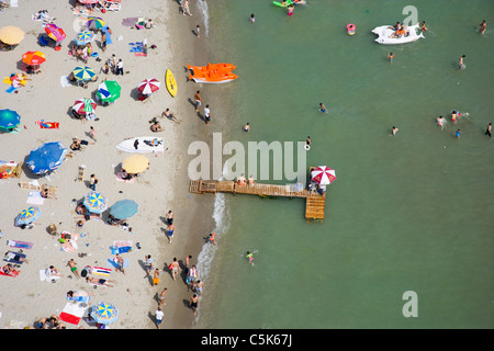 Menschen, die das Strandleben genießen und Schwimmen im Meer, Antenne, Buyukcekmece, südwestlich von Istanbul, Türkei Stockfoto