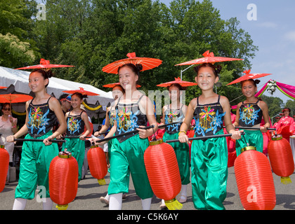 Chinesische Mädchen tragen Papierlaternen und tragen Papier Sonnenschirme in einer parade Stockfoto