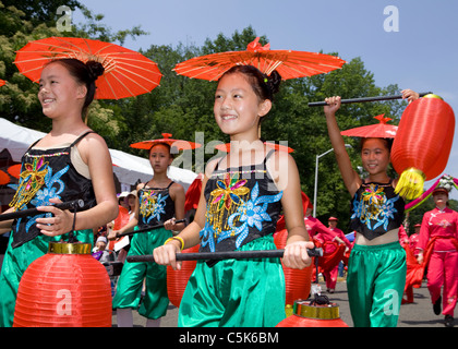 Chinesische Mädchen tragen Papierlaternen und tragen Papier Sonnenschirme in einer parade Stockfoto