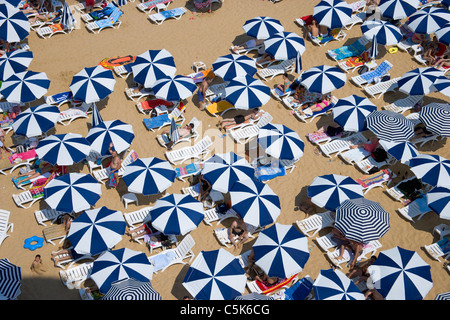 Große Sonnenschirme an einem Privatstrand, Antenne, Kilyos, Schwarzmeer-Küste von Istanbul, Türkei Stockfoto