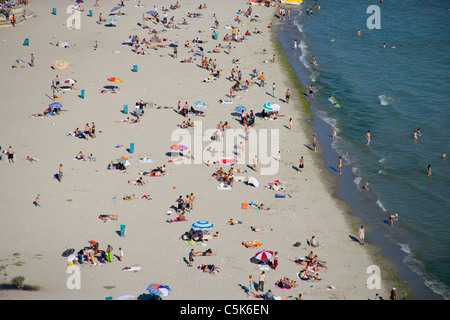 Menschen, die das Strandleben genießen und Schwimmen im Meer, Antenne, Buyukcekmece, südwestlich von Istanbul, Türkei Stockfoto